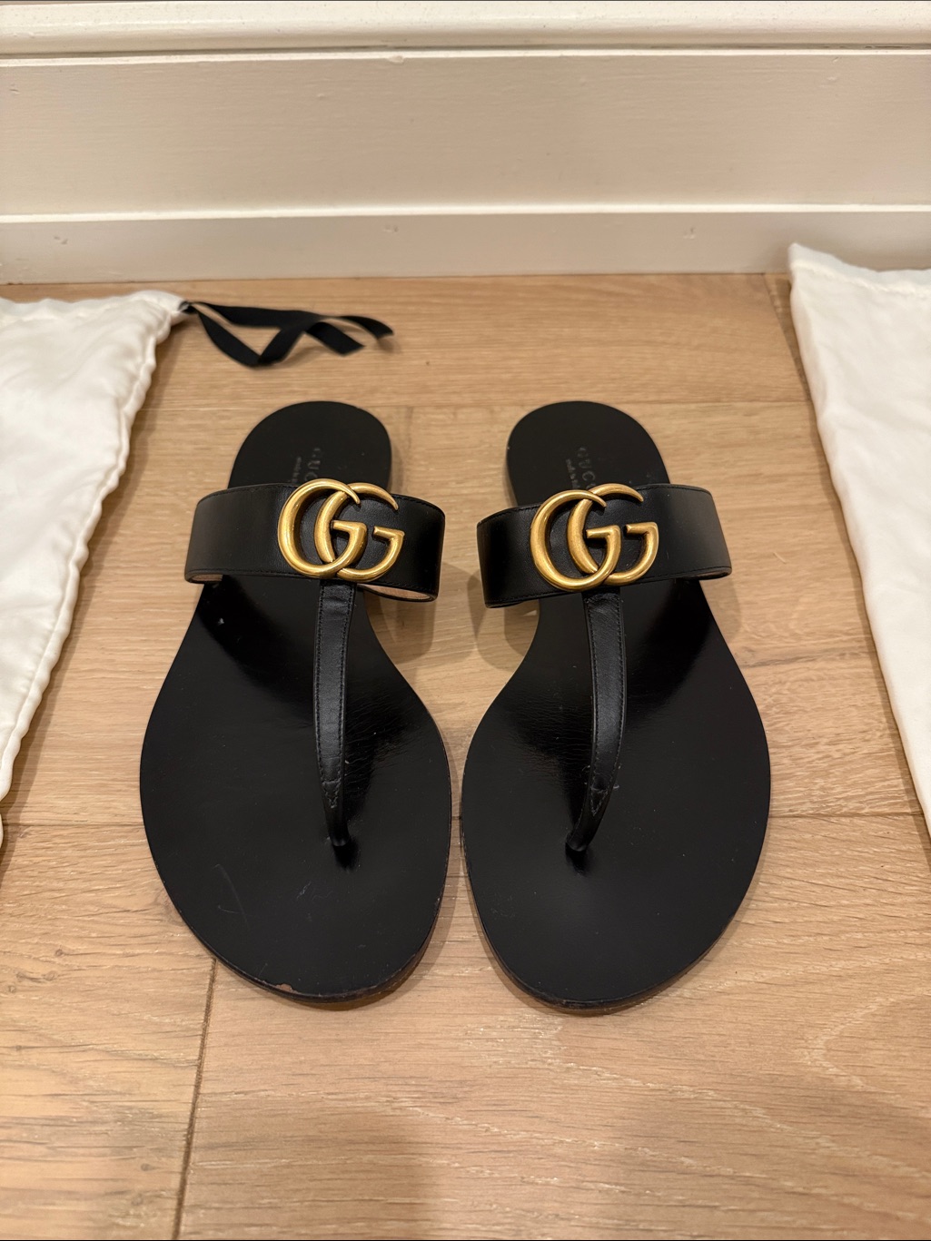 Gucci Black Leather Thong Sandals With Gold Gg Hardware - Authentic